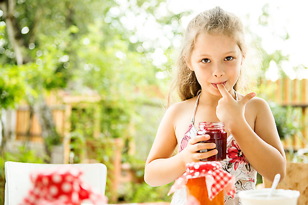 포토 JPG 주간 서양인 여자 어린이라이프 어린이 손가락 휴식 한명 서기 미소 들기 사람 손짓 소녀 상반신 야외 앞모습 아웃포커스 캐주얼 여름 컬러풀 금발 잼 먹기 즐거움 체코 소녀한명만 국내포토 자연요소 외국인 1 라이프스타일 헤어스타일 손 옷 계절 감정 유럽 뷰포인트 컬러 컨셉 모션 촬영기법 표정 소스_음식 여자한명만 소녀만 파일형식