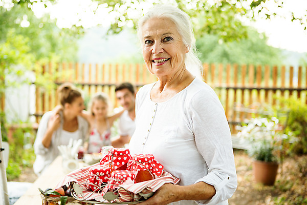 포토 JPG 주간 서양인 여자 노년 남자 딸 행복 할머니 가족 엄마 대가족 서기 미소 들기 사람 앉기 여러명 상반신 20대 성인 야외 앞모습 아웃포커스 캐주얼 여름 30대 컬러풀 바구니 화목 백발 가족라이프 아빠 60대 잼 삼대 즐거움 체코 아이돌 국내포토 자연요소 외국인 라이프스타일 헤어스타일 옷 계절 감정 유럽 뷰포인트 컬러 다수 컨셉 관계 모션 촬영기법 표정 청년 장년 소스_음식 연예인 파일형식