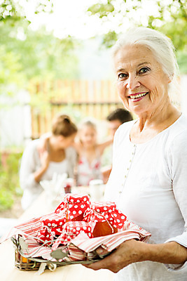 포토 JPG 주간 서양인 여자 노년 남자 딸 행복 할머니 가족 엄마 대가족 서기 미소 들기 사람 앉기 여러명 상반신 20대 성인 야외 앞모습 아웃포커스 캐주얼 여름 30대 컬러풀 바구니 화목 백발 가족라이프 아빠 60대 잼 삼대 즐거움 체코 아이돌 국내포토 자연요소 외국인 라이프스타일 헤어스타일 옷 계절 감정 유럽 뷰포인트 컬러 다수 컨셉 관계 모션 촬영기법 표정 청년 장년 소스_음식 연예인 파일형식