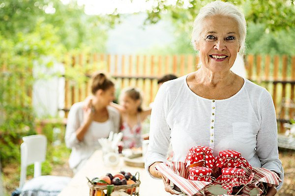 포토 JPG 주간 서양인 여자 노년 남자 딸 행복 할머니 가족 엄마 대가족 서기 미소 들기 사람 앉기 여러명 상반신 20대 성인 야외 앞모습 아웃포커스 캐주얼 여름 30대 컬러풀 바구니 화목 백발 가족라이프 아빠 60대 잼 삼대 즐거움 체코 아이돌 국내포토 자연요소 외국인 라이프스타일 헤어스타일 옷 계절 감정 유럽 뷰포인트 컬러 다수 컨셉 관계 모션 촬영기법 표정 청년 장년 소스_음식 연예인 파일형식