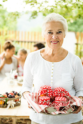 포토 JPG 주간 서양인 여자 노년 남자 딸 행복 할머니 가족 엄마 대가족 서기 미소 들기 사람 앉기 여러명 상반신 20대 성인 야외 앞모습 아웃포커스 캐주얼 여름 30대 컬러풀 바구니 화목 백발 가족라이프 아빠 60대 잼 삼대 즐거움 체코 아이돌 국내포토 자연요소 외국인 라이프스타일 헤어스타일 옷 계절 감정 유럽 뷰포인트 컬러 다수 컨셉 관계 모션 촬영기법 표정 청년 장년 소스_음식 연예인 파일형식