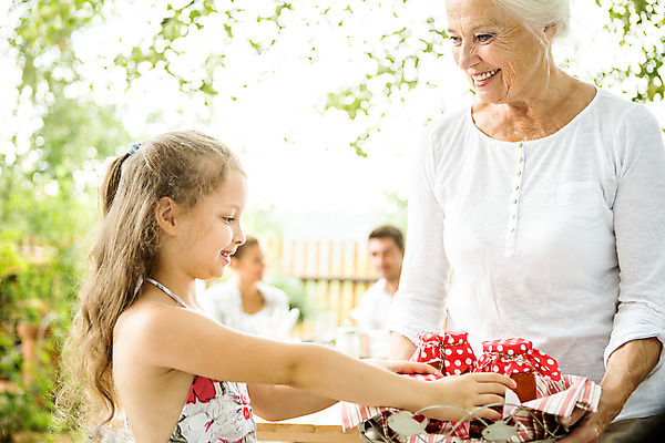 포토 JPG 주간 서양인 여자 노년 남자 딸 행복 할머니 어린이 가족 엄마 손녀 대가족 서기 미소 들기 사람 앉기 소녀 여러명 상반신 20대 성인 야외 옆모습 아웃포커스 캐주얼 여름 30대 컬러풀 금발 바구니 화목 백발 가족라이프 아빠 60대 잼 즐거움 체코 국내포토 자연요소 외국인 라이프스타일 헤어스타일 옷 계절 감정 유럽 뷰포인트 컬러 다수 컨셉 관계 모션 촬영기법 표정 청년 장년 소스_음식 손주 파일형식