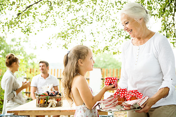 포토 JPG 주간 서양인 여자 노년 남자 딸 행복 할머니 어린이 가족 엄마 손녀 대가족 서기 미소 들기 사람 앉기 소녀 여러명 상반신 20대 성인 야외 옆모습 아웃포커스 캐주얼 여름 30대 컬러풀 금발 바구니 화목 백발 가족라이프 아빠 60대 잼 즐거움 체코 국내포토 자연요소 외국인 라이프스타일 헤어스타일 옷 계절 감정 유럽 뷰포인트 컬러 다수 컨셉 관계 모션 촬영기법 표정 청년 장년 소스_음식 손주 파일형식