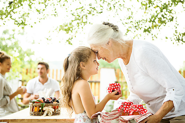포토 JPG 주간 서양인 여자 노년 남자 딸 행복 할머니 어린이 가족 엄마 손녀 대가족 서기 미소 사람 앉기 소녀 여러명 상반신 20대 성인 야외 옆모습 아웃포커스 캐주얼 여름 30대 컬러풀 금발 바구니 화목 백발 가족라이프 아빠 60대 잼 먹기 삼대 즐거움 체코 이마맞대기 국내포토 자연요소 외국인 라이프스타일 헤어스타일 옷 계절 감정 유럽 뷰포인트 컬러 다수 컨셉 관계 모션 촬영기법 표정 청년 장년 소스_음식 손주 얼굴맞대기 파일형식