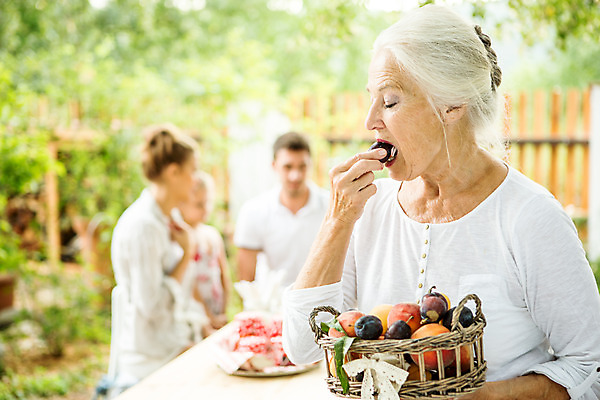 포토 JPG 주간 서양인 여자 노년 남자 딸 행복 할머니 어린이 과일 가족 엄마 디저트 대가족 서기 미소 들기 사람 앉기 여러명 상반신 20대 성인 야외 옆모습 아웃포커스 캐주얼 여름 30대 컬러풀 바구니 화목 백발 가족라이프 아빠 60대 먹기 삼대 즐거움 체코 국내포토 자연요소 외국인 라이프스타일 헤어스타일 옷 계절 감정 유럽 음식 뷰포인트 컬러 다수 컨셉 관계 모션 촬영기법 표정 청년 장년 파일형식
