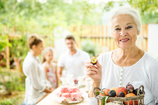 포토 JPG 주간 서양인 여자 노년 남자 딸 행복 할머니 어린이 과일 가족 엄마 디저트 대가족 서기 미소 들기 사람 앉기 여러명 상반신 20대 성인 야외 옆모습 아웃포커스 캐주얼 여름 30대 컬러풀 바구니 화목 백발 가족라이프 아빠 60대 먹기 삼대 즐거움 체코 국내포토 자연요소 외국인 라이프스타일 헤어스타일 옷 계절 감정 유럽 음식 뷰포인트 컬러 다수 컨셉 관계 모션 촬영기법 표정 청년 장년 파일형식
