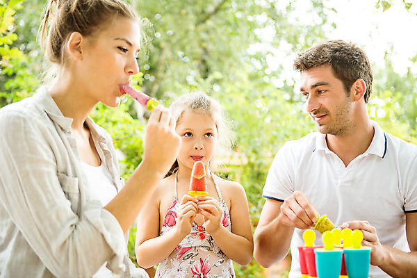 포토 JPG 주간 서양인 여자 남자 딸 행복 어린이 가족 엄마 아이스크림 디저트 미소 들기 사람 앉기 소녀 상반신 20대 성인 야외 앞모습 옆모습 아웃포커스 캐주얼 세명 여름 30대 컬러풀 금발 화목 잡기 가족라이프 아빠 먹기 핵가족 즐거움 체코 국내포토 자연요소 외국인 라이프스타일 헤어스타일 옷 계절 감정 유럽 음식 뷰포인트 컬러 컨셉 관계 모션 촬영기법 표정 청년 장년 파일형식