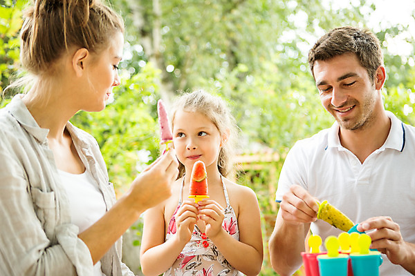 포토 JPG 주간 서양인 여자 남자 딸 행복 어린이 가족 엄마 아이스크림 디저트 미소 들기 사람 앉기 소녀 상반신 20대 성인 야외 앞모습 옆모습 아웃포커스 캐주얼 세명 여름 30대 컬러풀 금발 화목 잡기 가족라이프 아빠 먹기 핵가족 즐거움 체코 국내포토 자연요소 외국인 라이프스타일 헤어스타일 옷 계절 감정 유럽 음식 뷰포인트 컬러 컨셉 관계 모션 촬영기법 표정 청년 장년 파일형식