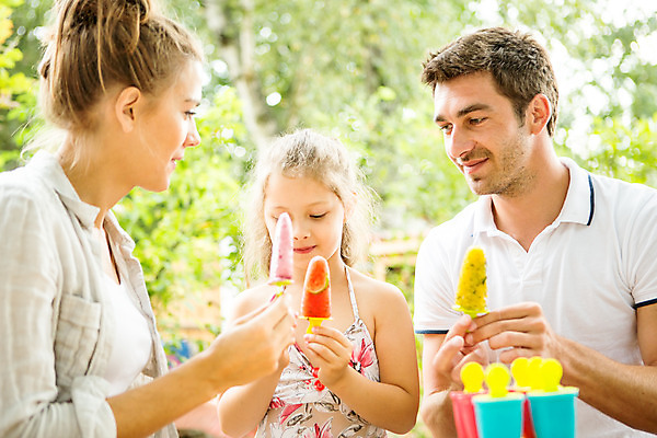 포토 JPG 주간 서양인 여자 남자 딸 행복 어린이 가족 엄마 아이스크림 디저트 미소 들기 사람 앉기 소녀 상반신 20대 성인 야외 앞모습 옆모습 아웃포커스 캐주얼 세명 여름 30대 컬러풀 금발 화목 잡기 가족라이프 아빠 먹기 핵가족 즐거움 체코 국내포토 자연요소 외국인 라이프스타일 헤어스타일 옷 계절 감정 유럽 음식 뷰포인트 컬러 컨셉 관계 모션 촬영기법 표정 청년 장년 파일형식