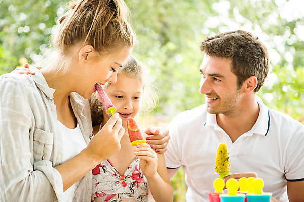포토 JPG 주간 서양인 여자 남자 딸 행복 어린이 가족 엄마 아이스크림 디저트 미소 들기 사람 앉기 소녀 상반신 20대 성인 야외 앞모습 옆모습 아웃포커스 캐주얼 세명 여름 30대 컬러풀 금발 화목 잡기 가족라이프 아빠 먹기 핵가족 즐거움 체코 국내포토 자연요소 외국인 라이프스타일 헤어스타일 옷 계절 감정 유럽 음식 뷰포인트 컬러 컨셉 관계 모션 촬영기법 표정 청년 장년 파일형식