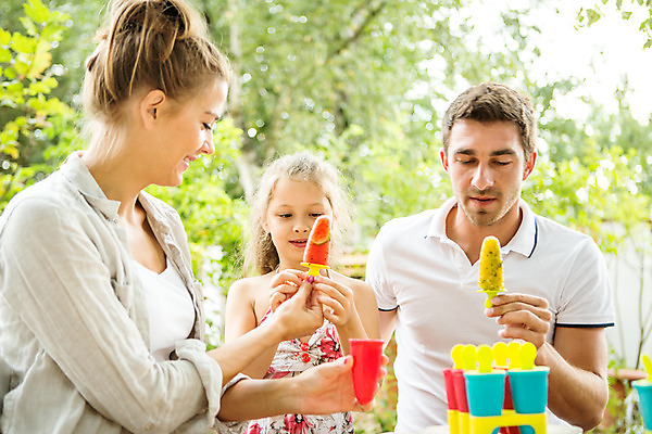포토 JPG 주간 서양인 여자 남자 딸 행복 어린이 가족 엄마 아이스크림 디저트 미소 들기 사람 앉기 소녀 상반신 20대 성인 야외 앞모습 옆모습 아웃포커스 캐주얼 세명 여름 30대 컬러풀 금발 화목 잡기 가족라이프 아빠 먹기 핵가족 즐거움 체코 국내포토 자연요소 외국인 라이프스타일 헤어스타일 옷 계절 감정 유럽 음식 뷰포인트 컬러 컨셉 관계 모션 촬영기법 표정 청년 장년 파일형식
