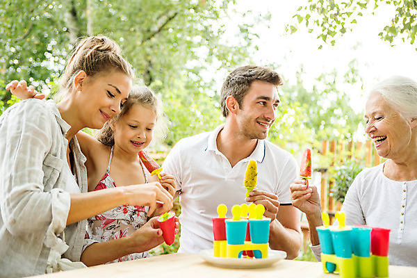 포토 JPG 주간 서양인 여자 노년 남자 딸 행복 할머니 어린이 가족 엄마 손녀 아이스크림 디저트 대가족 미소 들기 사람 앉기 소녀 여러명 상반신 20대 성인 야외 앞모습 옆모습 아웃포커스 캐주얼 여름 30대 컬러풀 금발 화목 백발 가족라이프 아빠 60대 먹기 삼대 즐거움 체코 국내포토 자연요소 외국인 라이프스타일 헤어스타일 옷 계절 감정 유럽 음식 뷰포인트 컬러 다수 컨셉 관계 모션 촬영기법 표정 청년 장년 손주 파일형식
