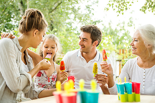 포토 JPG 주간 서양인 여자 노년 남자 딸 행복 할머니 어린이 가족 엄마 손녀 아이스크림 디저트 대가족 미소 들기 사람 앉기 소녀 여러명 상반신 20대 성인 야외 앞모습 옆모습 아웃포커스 캐주얼 여름 30대 컬러풀 금발 화목 백발 가족라이프 아빠 60대 먹기 삼대 즐거움 체코 국내포토 자연요소 외국인 라이프스타일 헤어스타일 옷 계절 감정 유럽 음식 뷰포인트 컬러 다수 컨셉 관계 모션 촬영기법 표정 청년 장년 손주 파일형식