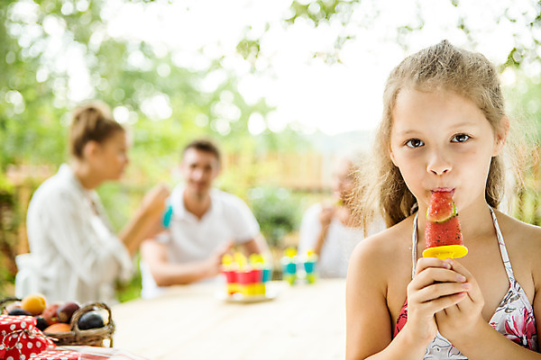 포토 JPG 주간 서양인 여자 노년 남자 딸 행복 할머니 어린이 가족 엄마 손녀 아이스크림 디저트 대가족 미소 들기 사람 앉기 소녀 여러명 상반신 20대 성인 야외 앞모습 옆모습 아웃포커스 캐주얼 여름 30대 컬러풀 금발 화목 잡기 가족라이프 아빠 60대 먹기 즐거움 체코 아이돌 국내포토 자연요소 외국인 라이프스타일 헤어스타일 옷 계절 감정 유럽 음식 뷰포인트 컬러 다수 컨셉 관계 모션 촬영기법 표정 청년 장년 손주 연예인 파일형식