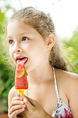 포토 JPG 주간 서양인 여자 어린이라이프 어린이 휴식 아이스크림 디저트 한명 서기 미소 들기 사람 손짓 소녀 상반신 야외 옆모습 아웃포커스 캐주얼 여름 컬러풀 금발 먹기 즐거움 체코 소녀한명만 국내포토 자연요소 외국인 1 라이프스타일 헤어스타일 옷 계절 감정 유럽 음식 뷰포인트 컬러 컨셉 모션 촬영기법 표정 여자한명만 소녀만 파일형식