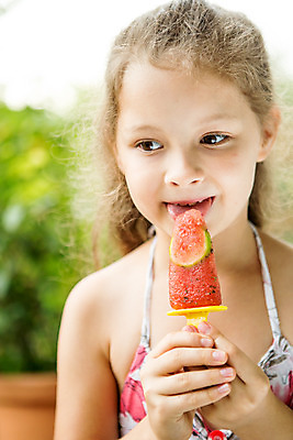 포토 JPG 주간 서양인 여자 어린이라이프 어린이 휴식 아이스크림 디저트 한명 서기 미소 들기 사람 손짓 소녀 상반신 야외 앞모습 아웃포커스 캐주얼 여름 컬러풀 금발 먹기 즐거움 체코 소녀한명만 국내포토 자연요소 외국인 1 라이프스타일 헤어스타일 옷 계절 감정 유럽 음식 뷰포인트 컬러 컨셉 모션 촬영기법 표정 여자한명만 소녀만 파일형식