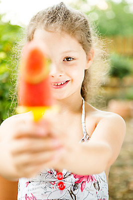 포토 JPG 주간 서양인 여자 어린이라이프 휴식 아이스크림 디저트 한명 서기 미소 들기 사람 손짓 소녀 상반신 야외 앞모습 아웃포커스 캐주얼 여름 컬러풀 금발 손내밀기 즐거움 체코 소녀한명만 국내포토 자연요소 외국인 1 라이프스타일 헤어스타일 옷 계절 감정 유럽 어린이 음식 뷰포인트 컬러 컨셉 모션 촬영기법 표정 여자한명만 소녀만 파일형식