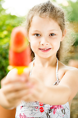 포토 JPG 주간 서양인 여자 어린이라이프 휴식 아이스크림 디저트 한명 서기 미소 들기 사람 손짓 소녀 상반신 야외 앞모습 아웃포커스 캐주얼 여름 컬러풀 금발 손내밀기 즐거움 체코 소녀한명만 국내포토 자연요소 외국인 1 라이프스타일 헤어스타일 옷 계절 감정 유럽 어린이 음식 뷰포인트 컬러 컨셉 모션 촬영기법 표정 여자한명만 소녀만 파일형식