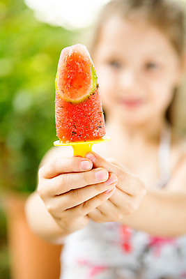 포토 JPG 주간 서양인 여자 딸 어린이라이프 어린이 휴식 아이스크림 디저트 한명 서기 미소 들기 사람 앉기 손짓 소녀 상반신 야외 앞모습 아웃포커스 캐주얼 여름 컬러풀 손내밀기 즐거움 체코 소녀한명만 국내포토 자연요소 외국인 1 라이프스타일 옷 계절 감정 유럽 음식 뷰포인트 컬러 컨셉 가족 모션 촬영기법 표정 여자한명만 소녀만 파일형식