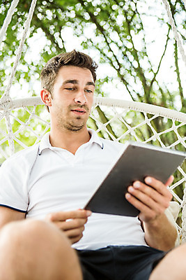 포토 JPG 주간 서양인 외국인 응시 남자 로우앵글 한명 들기 사람 앉기 상반신 성인 야외 앞모습 여름 30대 태블릿 즐거움 그네 체코 성인남자한명만 국내포토 자연요소 1 시선 계절 감정 유럽 뷰포인트 모션 인종 장년 전자제품 스마트기기 남자한명만 성인남자만 파일형식
