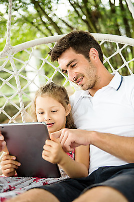 포토 JPG 주간 서양인 외국인 여자 남자 딸 어린이 로우앵글 가족 미소 들기 사람 앉기 소녀 상반신 성인 야외 두명 앞모습 캐주얼 여름 30대 태블릿 금발 화목 가족라이프 아빠 즐거움 그네 체코 부녀 국내포토 자연요소 라이프스타일 헤어스타일 옷 계절 감정 유럽 뷰포인트 컨셉 관계 모션 표정 인종 장년 전자제품 스마트기기 파일형식