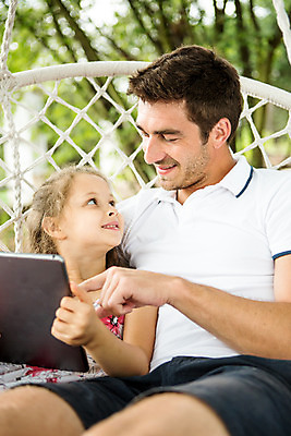 포토 JPG 주간 서양인 외국인 여자 남자 딸 어린이 로우앵글 가족 미소 들기 사람 앉기 소녀 성인 야외 두명 앞모습 캐주얼 여름 30대 태블릿 금발 마주보기 화목 가족라이프 아빠 즐거움 그네 체코 부녀 국내포토 자연요소 라이프스타일 헤어스타일 옷 계절 감정 유럽 뷰포인트 컨셉 관계 모션 표정 인종 장년 전자제품 스마트기기 파일형식