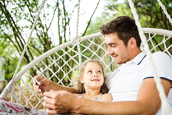 포토 JPG 주간 서양인 외국인 여자 남자 딸 어린이 로우앵글 가족 미소 들기 사람 앉기 소녀 상반신 성인 야외 두명 앞모습 캐주얼 여름 30대 태블릿 금발 마주보기 화목 가족라이프 아빠 즐거움 그네 체코 부녀 국내포토 자연요소 라이프스타일 헤어스타일 옷 계절 감정 유럽 뷰포인트 컨셉 관계 모션 표정 인종 장년 전자제품 스마트기기 파일형식