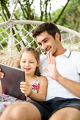 포토 JPG 주간 서양인 외국인 여자 남자 딸 어린이 로우앵글 가족 미소 들기 사람 앉기 소녀 상반신 성인 야외 두명 앞모습 캐주얼 여름 30대 태블릿 금발 마주보기 화목 가족라이프 아빠 즐거움 그네 손인사 체코 부녀 국내포토 자연요소 라이프스타일 헤어스타일 옷 계절 감정 유럽 뷰포인트 컨셉 관계 모션 표정 인종 장년 전자제품 스마트기기 인사 파일형식