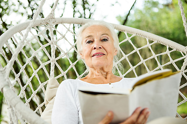 포토 JPG 주간 서양인 외국인 여자 노년 할머니 여유 로우앵글 한명 들기 사람 앉기 상반신 성인 야외 앞모습 책 캐주얼 여름 실버라이프 독서 백발 60대 즐거움 그네 체코 노인여자한명만 평생교육 국내포토 자연요소 1 라이프스타일 헤어스타일 옷 계절 교육 감정 유럽 뷰포인트 모션 인종 여자한명만 노인여자만 파일형식
