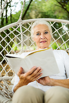 포토 JPG 주간 서양인 외국인 여자 노년 할머니 여유 로우앵글 한명 들기 사람 앉기 상반신 성인 야외 앞모습 책 캐주얼 여름 실버라이프 독서 백발 60대 즐거움 그네 체코 노인여자한명만 평생교육 국내포토 자연요소 1 라이프스타일 헤어스타일 옷 계절 교육 감정 유럽 뷰포인트 모션 인종 여자한명만 노인여자만 파일형식