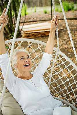 포토 JPG 주간 서양인 외국인 여자 노년 할머니 한명 미소 사람 앉기 상반신 성인 야외 앞모습 캐주얼 여름 실버라이프 하이앵글 백발 60대 즐거움 그네 체코 노인여자한명만 국내포토 자연요소 1 라이프스타일 헤어스타일 옷 계절 감정 유럽 뷰포인트 모션 표정 인종 여자한명만 노인여자만 파일형식