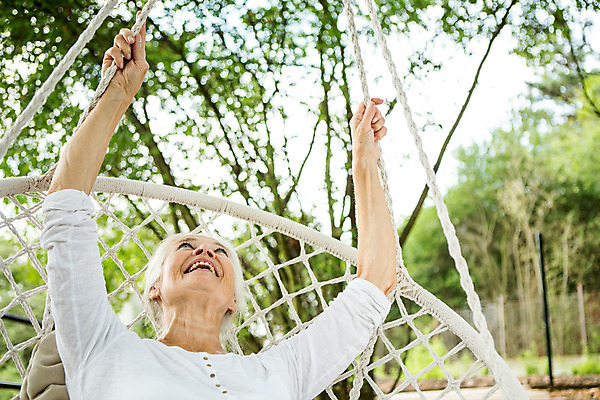 포토 JPG 주간 서양인 외국인 여자 노년 할머니 로우앵글 한명 미소 사람 앉기 상반신 성인 야외 앞모습 캐주얼 여름 실버라이프 백발 60대 즐거움 그네 체코 노인여자한명만 국내포토 자연요소 1 라이프스타일 헤어스타일 옷 계절 감정 유럽 뷰포인트 모션 표정 인종 여자한명만 노인여자만 파일형식