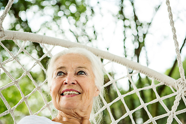 포토 JPG 주간 서양인 외국인 여자 노년 할머니 로우앵글 한명 미소 사람 앉기 상반신 성인 야외 앞모습 캐주얼 여름 실버라이프 백발 60대 즐거움 그네 체코 노인여자한명만 국내포토 자연요소 1 라이프스타일 헤어스타일 옷 계절 감정 유럽 뷰포인트 모션 표정 인종 여자한명만 노인여자만 파일형식
