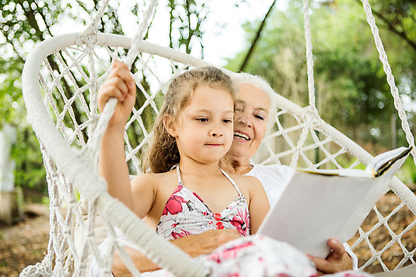포토 JPG 주간 서양인 외국인 여자 노년 할머니 어린이 로우앵글 가족 손녀 들기 사람 앉기 소녀 상반신 야외 두명 옆모습 책 캐주얼 여름 금발 독서 화목 백발 잡기 가족라이프 60대 즐거움 그네 체코 여자만 국내포토 자연요소 라이프스타일 헤어스타일 옷 계절 감정 유럽 뷰포인트 컨셉 관계 모션 인종 성인 손주 파일형식