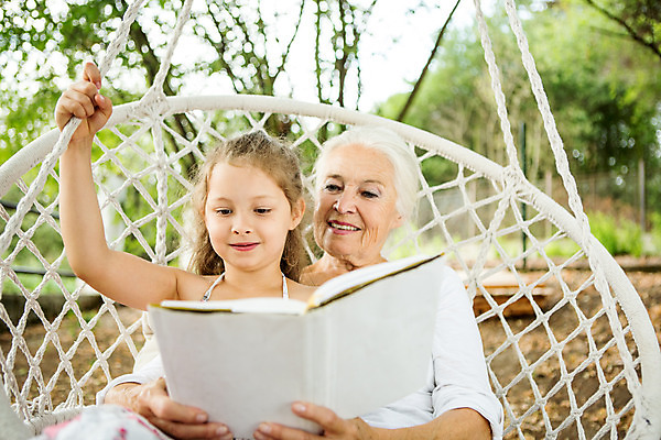 포토 JPG 주간 서양인 외국인 여자 노년 할머니 어린이 로우앵글 가족 손녀 들기 사람 앉기 소녀 상반신 야외 두명 옆모습 책 캐주얼 여름 금발 독서 화목 백발 잡기 가족라이프 60대 즐거움 그네 체코 여자만 국내포토 자연요소 라이프스타일 헤어스타일 옷 계절 감정 유럽 뷰포인트 컨셉 관계 모션 인종 성인 손주 파일형식