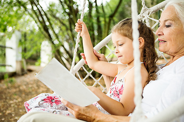 포토 JPG 주간 서양인 외국인 여자 노년 할머니 어린이 로우앵글 가족 손녀 들기 사람 앉기 소녀 상반신 야외 두명 옆모습 책 캐주얼 여름 금발 독서 화목 백발 잡기 가족라이프 60대 즐거움 그네 체코 여자만 국내포토 자연요소 라이프스타일 헤어스타일 옷 계절 감정 유럽 뷰포인트 컨셉 관계 모션 인종 성인 손주 파일형식