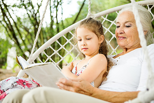 포토 JPG 주간 서양인 외국인 여자 노년 할머니 어린이 로우앵글 가족 손녀 들기 사람 앉기 소녀 상반신 야외 두명 옆모습 책 캐주얼 여름 금발 독서 화목 백발 잡기 가족라이프 60대 즐거움 그네 체코 여자만 국내포토 자연요소 라이프스타일 헤어스타일 옷 계절 감정 유럽 뷰포인트 컨셉 관계 모션 인종 성인 손주 파일형식