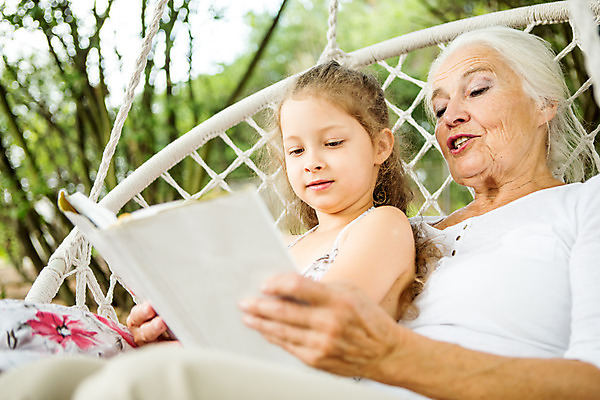 포토 JPG 주간 서양인 외국인 여자 노년 할머니 어린이 로우앵글 가족 손녀 들기 사람 앉기 소녀 상반신 야외 두명 옆모습 책 캐주얼 여름 금발 독서 화목 백발 잡기 가족라이프 60대 즐거움 그네 체코 여자만 국내포토 자연요소 라이프스타일 헤어스타일 옷 계절 감정 유럽 뷰포인트 컨셉 관계 모션 인종 성인 손주 파일형식