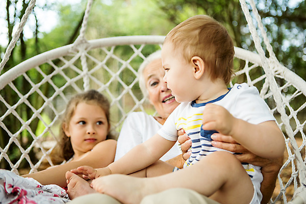 포토 JPG 주간 서양인 외국인 여자 노년 남자 할머니 어린이 로우앵글 가족 손자 손녀 대가족 들기 사람 앉기 상반신 야외 앞모습 캐주얼 세명 여름 금발 화목 백발 아기 잡기 가족라이프 60대 즐거움 그네 체코 국내포토 자연요소 라이프스타일 헤어스타일 옷 계절 감정 유럽 뷰포인트 컨셉 관계 모션 인종 성인 손주 파일형식