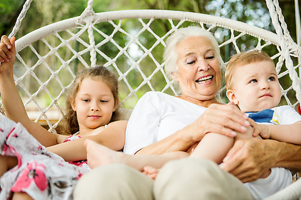 포토 JPG 주간 서양인 외국인 여자 노년 남자 할머니 어린이 로우앵글 가족 손자 손녀 대가족 미소 들기 사람 앉기 상반신 야외 앞모습 캐주얼 세명 여름 금발 화목 백발 아기 잡기 가족라이프 60대 즐거움 그네 체코 국내포토 자연요소 라이프스타일 헤어스타일 옷 계절 감정 유럽 뷰포인트 컨셉 관계 모션 표정 인종 성인 손주 파일형식