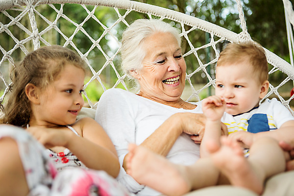 포토 JPG 주간 서양인 외국인 여자 노년 남자 할머니 어린이 로우앵글 가족 손자 손녀 대가족 미소 들기 사람 앉기 상반신 야외 앞모습 캐주얼 세명 여름 금발 화목 백발 아기 잡기 가족라이프 60대 즐거움 그네 체코 국내포토 자연요소 라이프스타일 헤어스타일 옷 계절 감정 유럽 뷰포인트 컨셉 관계 모션 표정 인종 성인 손주 파일형식