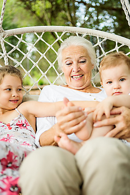 포토 JPG 주간 서양인 외국인 여자 노년 남자 할머니 어린이 로우앵글 가족 손자 손녀 대가족 미소 들기 사람 앉기 상반신 야외 앞모습 캐주얼 세명 여름 금발 화목 백발 아기 잡기 가족라이프 60대 즐거움 그네 체코 국내포토 자연요소 라이프스타일 헤어스타일 옷 계절 감정 유럽 뷰포인트 컨셉 관계 모션 표정 인종 성인 손주 파일형식
