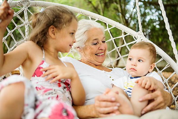 포토 JPG 주간 서양인 외국인 여자 노년 남자 할머니 어린이 로우앵글 가족 손자 손녀 대가족 미소 들기 사람 앉기 상반신 야외 앞모습 캐주얼 세명 여름 금발 화목 백발 아기 잡기 가족라이프 60대 즐거움 그네 체코 국내포토 자연요소 라이프스타일 헤어스타일 옷 계절 감정 유럽 뷰포인트 컨셉 관계 모션 표정 인종 성인 손주 파일형식