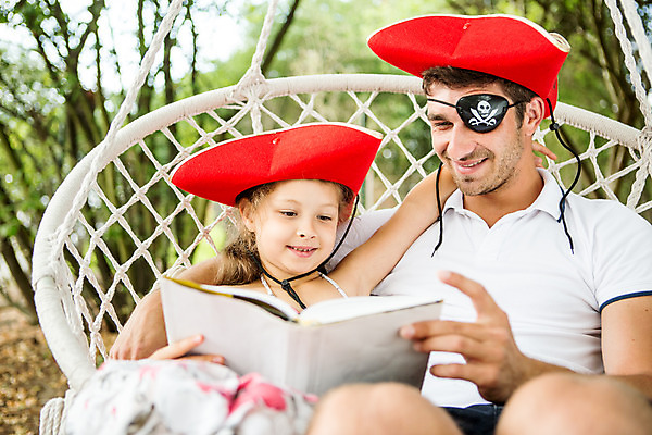 포토 JPG 주간 서양인 외국인 여자 남자 딸 어린이 로우앵글 가족 미소 들기 사람 앉기 상반신 성인 야외 두명 앞모습 책 캐주얼 여름 30대 금발 화목 가족라이프 아빠 즐거움 그네 체코 해적 해적놀이 부녀 국내포토 자연요소 라이프스타일 헤어스타일 옷 계절 감정 유럽 뷰포인트 컨셉 관계 모션 놀이 표정 인종 장년 도둑 파일형식