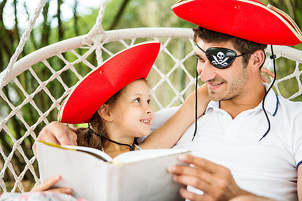 포토 JPG 주간 서양인 외국인 여자 남자 딸 어린이 로우앵글 가족 미소 들기 사람 앉기 상반신 성인 야외 두명 앞모습 책 캐주얼 여름 30대 금발 마주보기 화목 가족라이프 아빠 즐거움 그네 체코 해적 해적놀이 부녀 국내포토 자연요소 라이프스타일 헤어스타일 옷 계절 감정 유럽 뷰포인트 컨셉 관계 모션 놀이 표정 인종 장년 도둑 파일형식