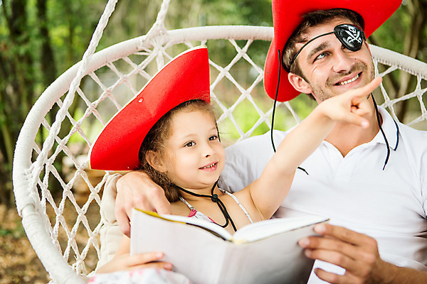 포토 JPG 주간 서양인 외국인 여자 남자 딸 어린이 로우앵글 가족 미소 들기 사람 앉기 상반신 성인 야외 두명 앞모습 책 캐주얼 여름 30대 금발 화목 가리킴 가족라이프 아빠 즐거움 그네 체코 해적 해적놀이 부녀 국내포토 자연요소 라이프스타일 헤어스타일 옷 계절 감정 유럽 뷰포인트 컨셉 관계 모션 놀이 표정 인종 손짓 장년 도둑 파일형식