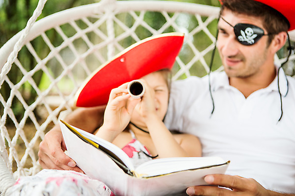 포토 JPG 주간 서양인 외국인 여자 남자 딸 어린이 로우앵글 가족 미소 들기 사람 앉기 상반신 성인 야외 두명 앞모습 책 캐주얼 여름 30대 금발 화목 망원경 가족라이프 아빠 즐거움 그네 체코 해적 해적놀이 부녀 국내포토 자연요소 라이프스타일 헤어스타일 옷 계절 감정 유럽 뷰포인트 컨셉 관계 모션 놀이 표정 인종 장년 도둑 파일형식