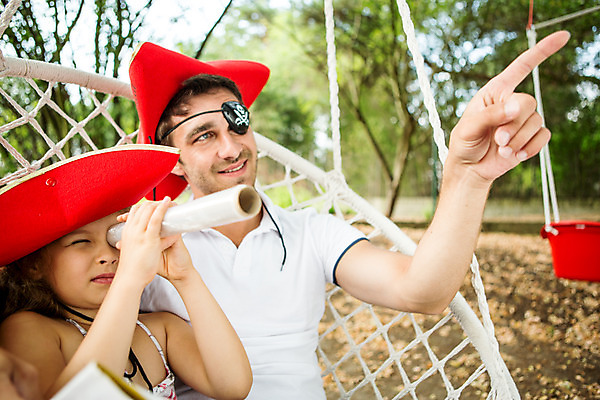 포토 JPG 주간 서양인 외국인 여자 남자 딸 어린이 로우앵글 가족 미소 들기 사람 앉기 상반신 성인 야외 두명 앞모습 책 캐주얼 여름 30대 금발 화목 망원경 가리킴 가족라이프 아빠 즐거움 그네 체코 해적 해적놀이 부녀 국내포토 자연요소 라이프스타일 헤어스타일 옷 계절 감정 유럽 뷰포인트 컨셉 관계 모션 놀이 표정 인종 손짓 장년 도둑 파일형식