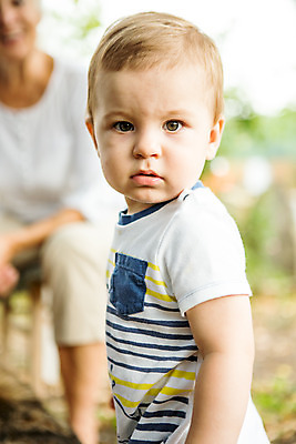 포토 JPG 주간 서양인 외국인 응시 여자 노년 남자 할머니 가족 손자 서기 미소 사람 상반신 야외 두명 앞모습 옆모습 아웃포커스 캐주얼 여름 금발 화목 아기 가족라이프 60대 즐거움 체코 국내포토 자연요소 라이프스타일 헤어스타일 시선 옷 계절 감정 유럽 뷰포인트 컨셉 관계 모션 촬영기법 표정 인종 성인 손주 파일형식