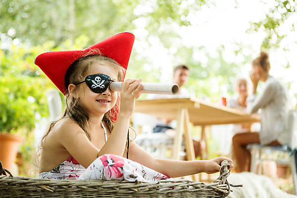 포토 JPG 주간 전신 서양인 외국인 응시 여자 남자 할머니 어린이 가족 엄마 대가족 사람 앉기 여러명 상반신 20대 성인 야외 옆모습 아웃포커스 캐주얼 여름 30대 금발 화목 망원경 가족라이프 아빠 60대 즐거움 체코 해적 해적놀이 국내포토 자연요소 라이프스타일 헤어스타일 시선 옷 계절 노년 감정 유럽 뷰포인트 다수 컨셉 관계 모션 놀이 촬영기법 인종 청년 장년 도둑 파일형식